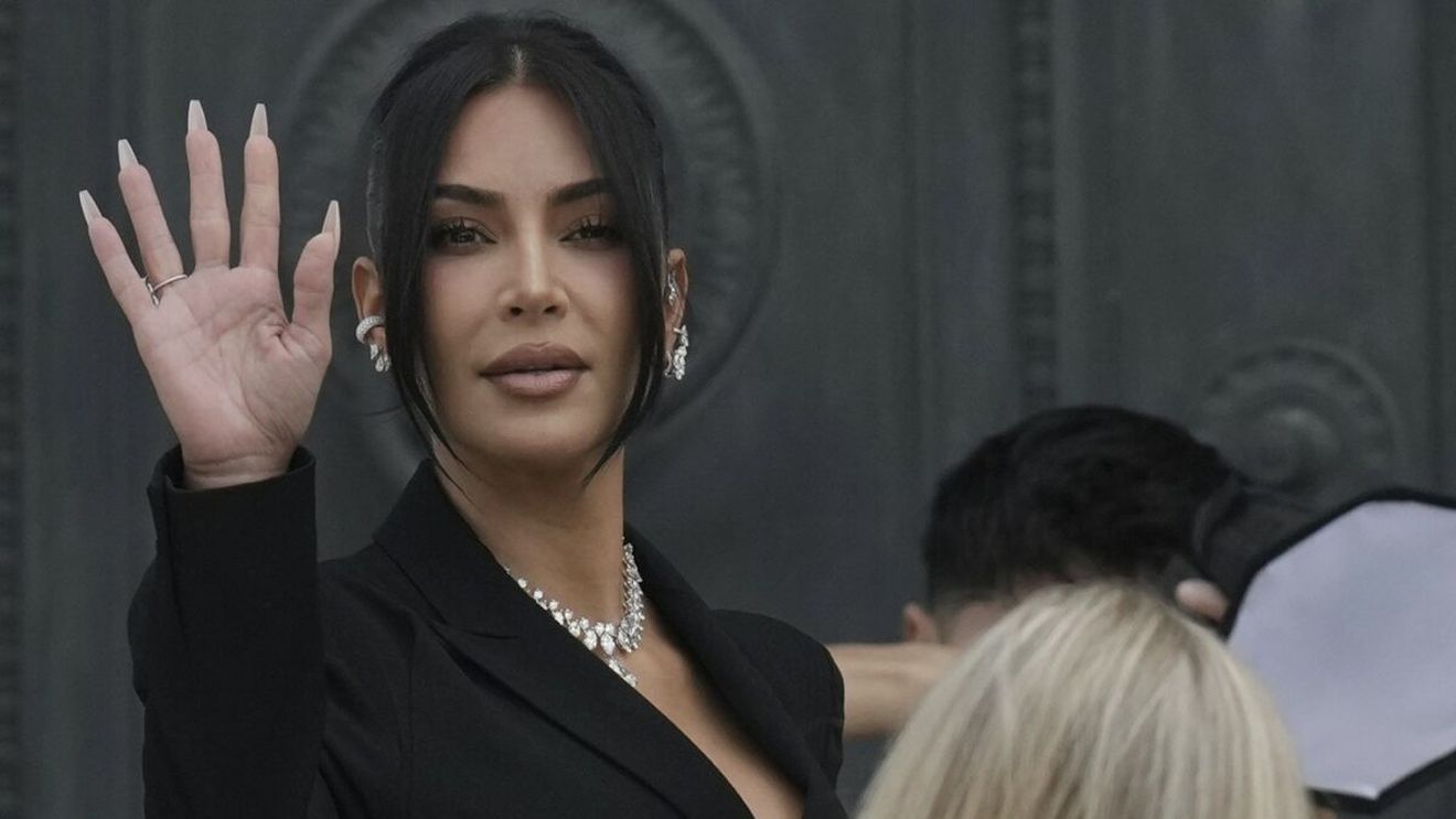 Kim Kardashian, cu un colier de 3 milioane de dolari la procesul pentru jaful de 10 milioane de dolari din Paris