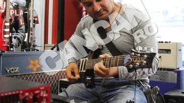 A cantat o jumatate de ora in centrul Bucurestiului la o chitara de 12.000 de lei! Afla ce manelist celebru s-a apucat de rock!