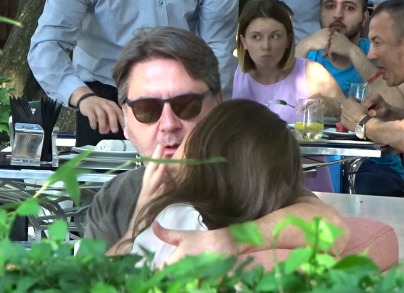 Stefano Ricucci se pregăteşte să o sărute pe Oana Marica