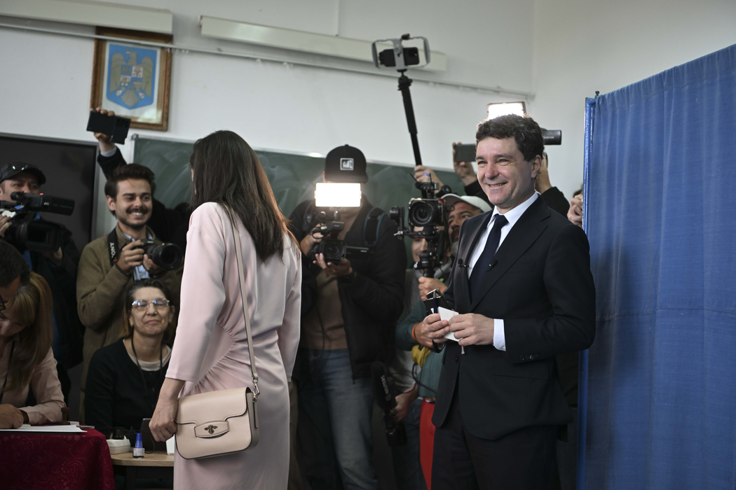 Mirabela Grădinaru și Nicușor Dan, la secția de votare/ Sursa foto: Inquam Photos/ Alex Nicodim