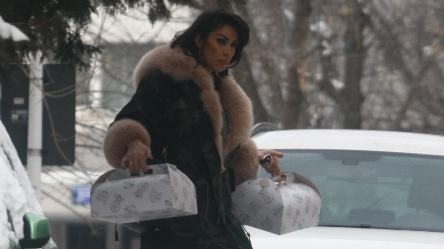 Cum îşi ''îndulceşte'' RALUCA căsnicia cu PEPE! Fiecare femeie are metoda ei, iar soţia cântăreţului...