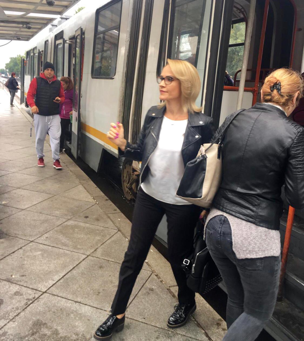 Gabriela Firea, în stația tramvaiului 21