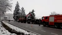 VIDEO | Accident în Argeș! Un TIR încărcat cu lemne s-a răsturnat, a rupt un stâlp și a avariat o conductă de gaze