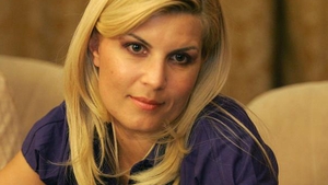 ELENA UDREA şi-a surprins prietenii virtuali! Ce a apărut pe spatele blondei