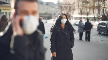 Masca de protecție devine obligatorie pe străzile din tot județul Argeș. Măsura intră în vigoare de miercuri