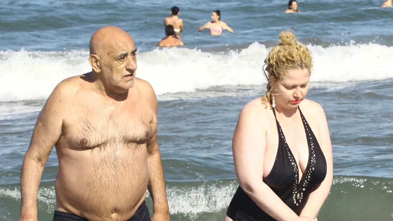 După ce le-a arătat tuturor cum s-a îmbrăcat pe plajă, OANA LIS s-a bucurat de mare în compania altui bărbat decât soţul ei! 