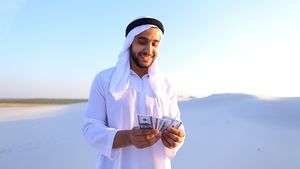 Cum a păcălit un fals prinț moștenitor al Dubaiului o femeie de afaceri din România cu 2,5 milioane de dolari. A durat doi ani