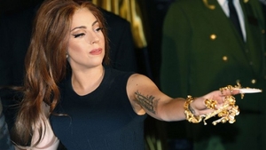 Cum poate să arate! Aparitia lui Lady Gaga pe covorul rosu te va soca! Uite ce ciudătenie si-a pus in cap