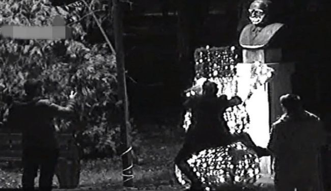 ULUITOR! Imagini surprinse de camerele video într-un parc din Botoşani! Au mimat scene erotice cu figurinele din orăşelul copiilor