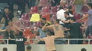 Incidente grave la meciul Steaua-Rapid. Galeriile și-au împărțit pumni și picioare în tribune