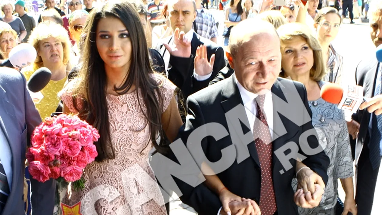 Elena Basescu s-a maritat intr-o rochie Dior, intocmai ca cea purtata si de actrita Mila Kunis!