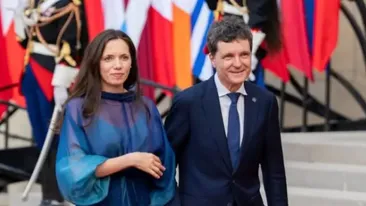 Cum s-a îmbrăcat Mirabela Grădinaru la dineul organizat de Emmanuel Macron. Imagini inedite de pe covorul roșu