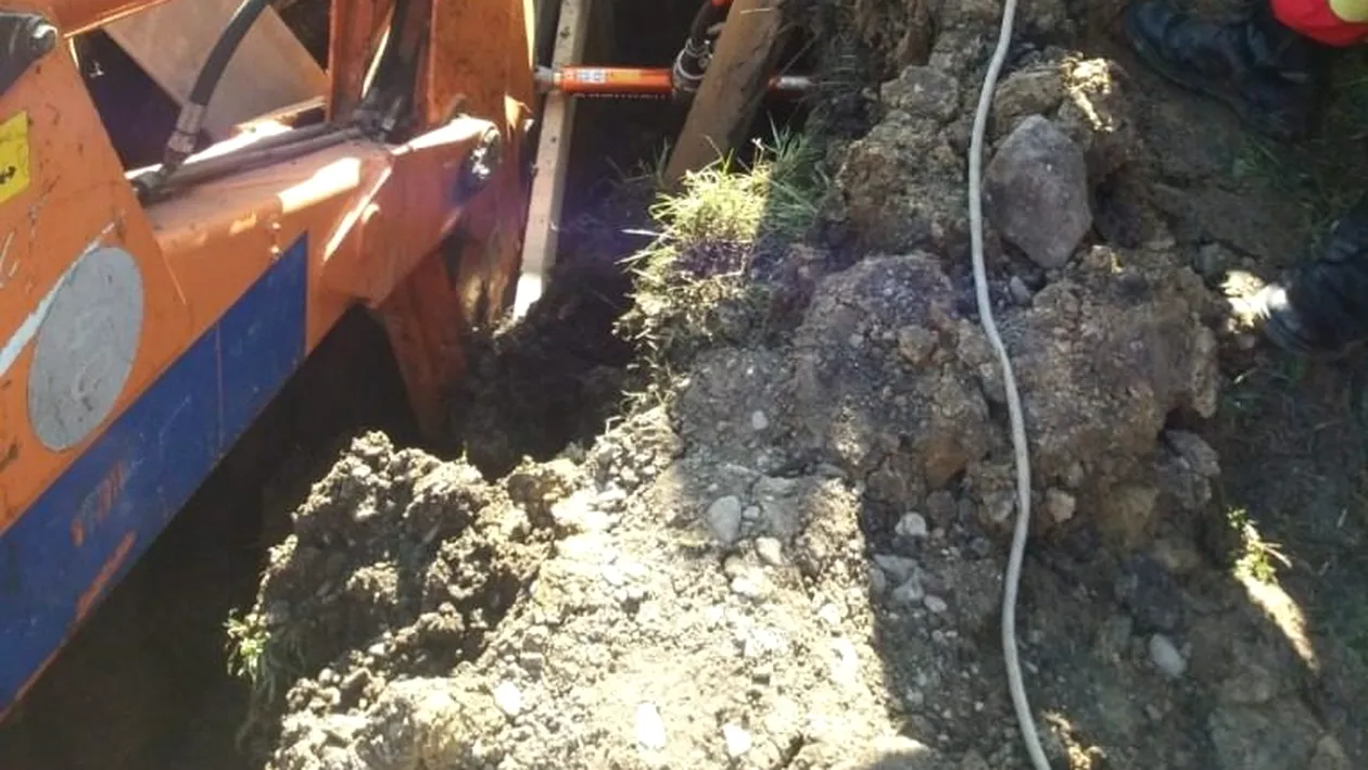 Trei muncitori care lucrau la sistemul de canalizare, prinși sub un mal de pământ