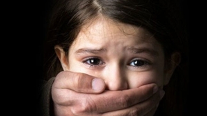 Pedofilii care au răpit și violat o fetiță de 10 ani au fost puși în libertate de către procurori