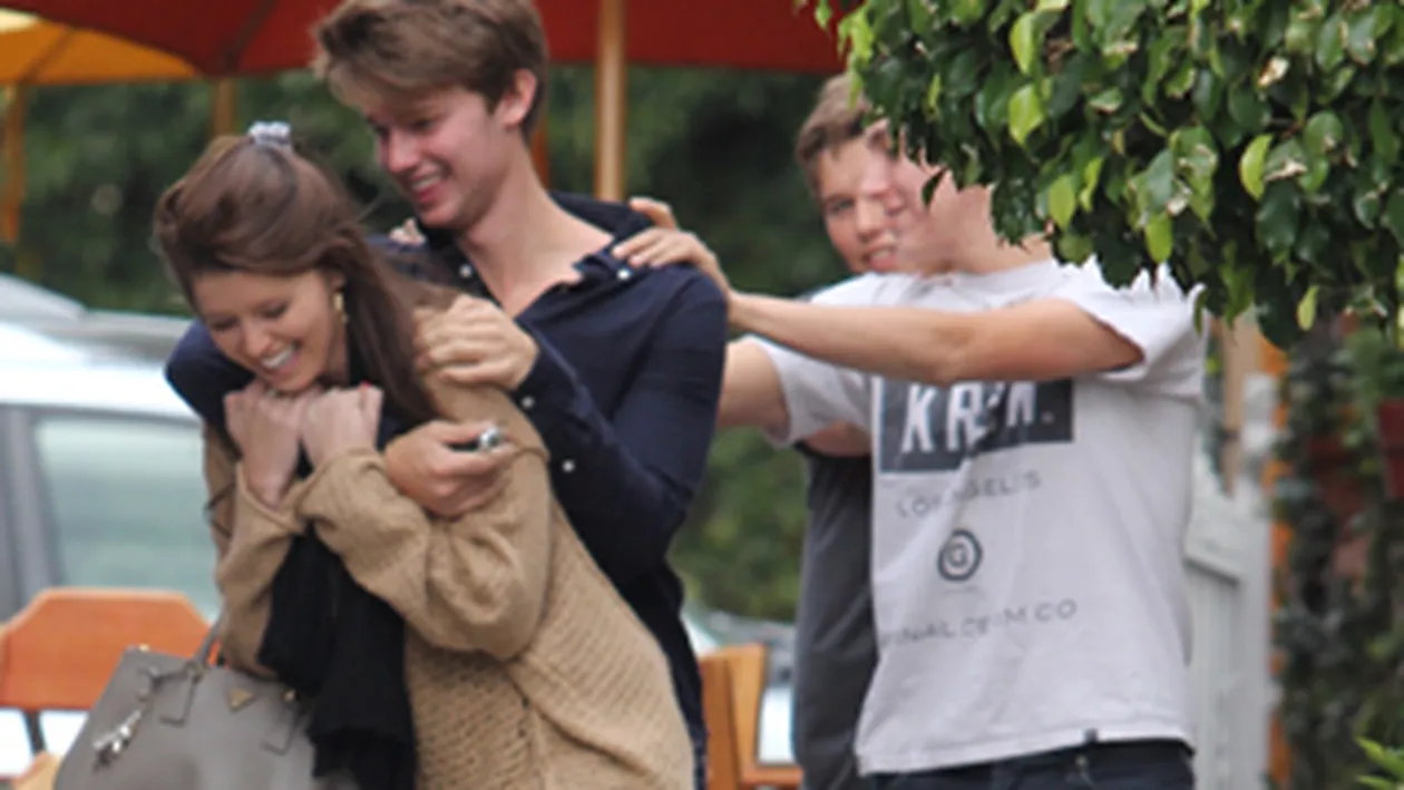 S-au jucat pe strada ca fratii, apoi si-au ajutat mama la cumparaturi – Aflati aici despre odraslele carei vedete este vorba