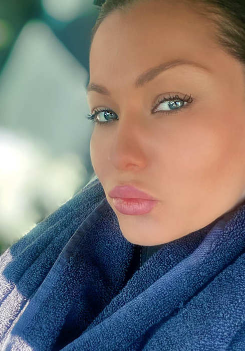 Simona Sensual a luat conceptul de afară (Foto: Facebook)