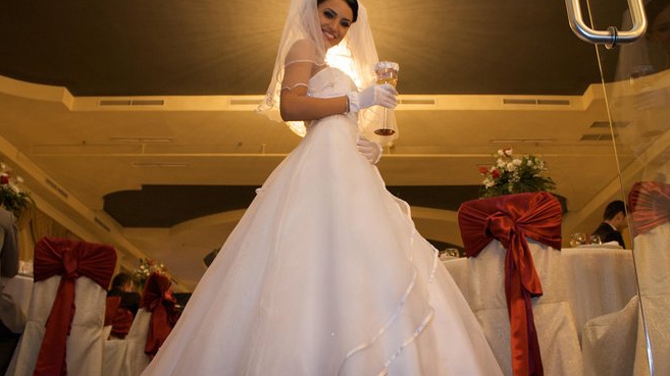 Adelina il vrea pe Varciu inapoi? A postat astazi fotografii pe Facebook cu ea in rochie de mireasa