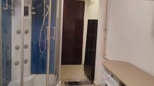 Un bărbat a vrut să închirieze o garsonieră în care baia și bucătăria erau în dormitor. Uluitor cum au reacționat internauții