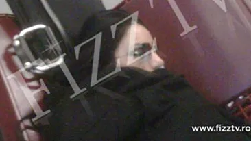 INCREDIBIL! Adelina Pestritu doarme prin aeroporturi!