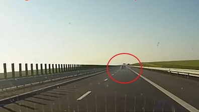 O masina a luat foc pe Autostrada A2! Operatiune de salvare facuta pe loc de alti soferi din trafic