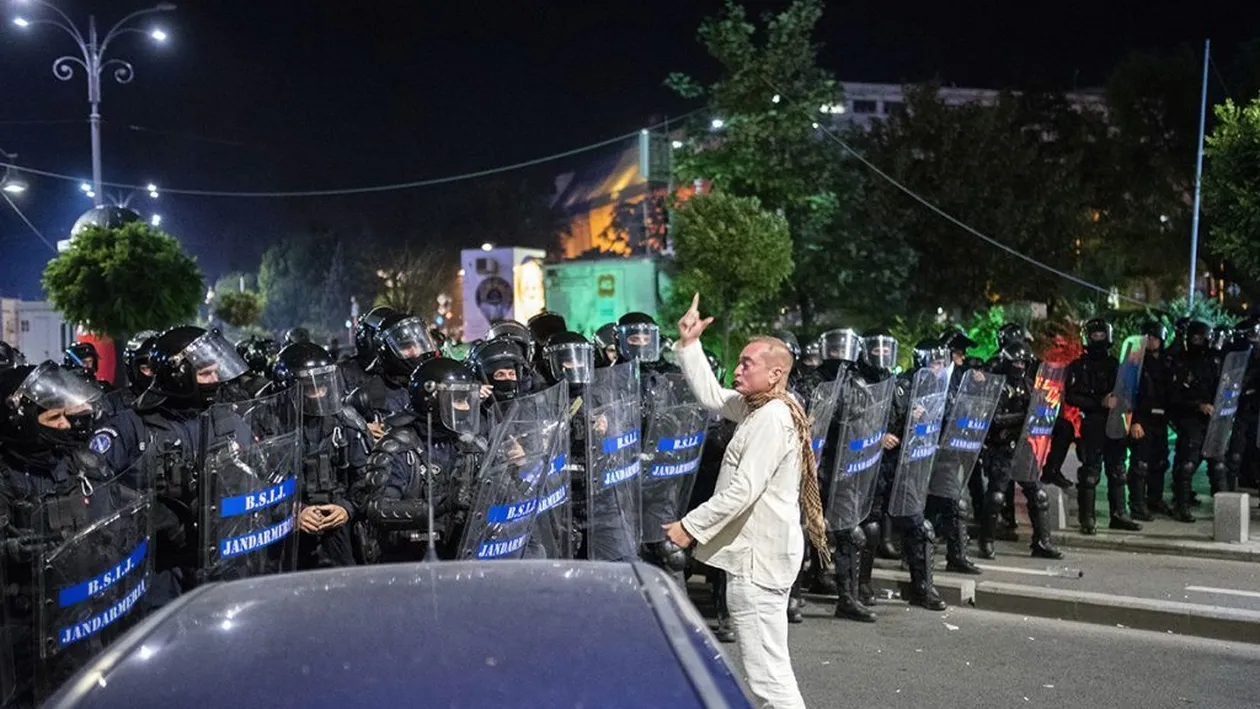 Ce s-a ales de dirijorul în alb, la un an de la protestele din Piața Victoriei