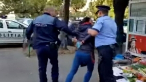 Polițiștii care au încătușat-o pe femeia din Ploiești care vindea zarzavaturi, anchetați disciplinar!