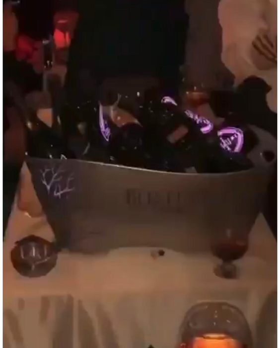 ”Binefăcătorul” Biancăi Drăgușanu a împăcat-o pe iubita oficială
cu o ”duzină” de Dom Perignon la NUBA