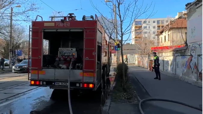 Incendiu de proporții în Capitală! 10 autospeciale au intervenit de urgență
