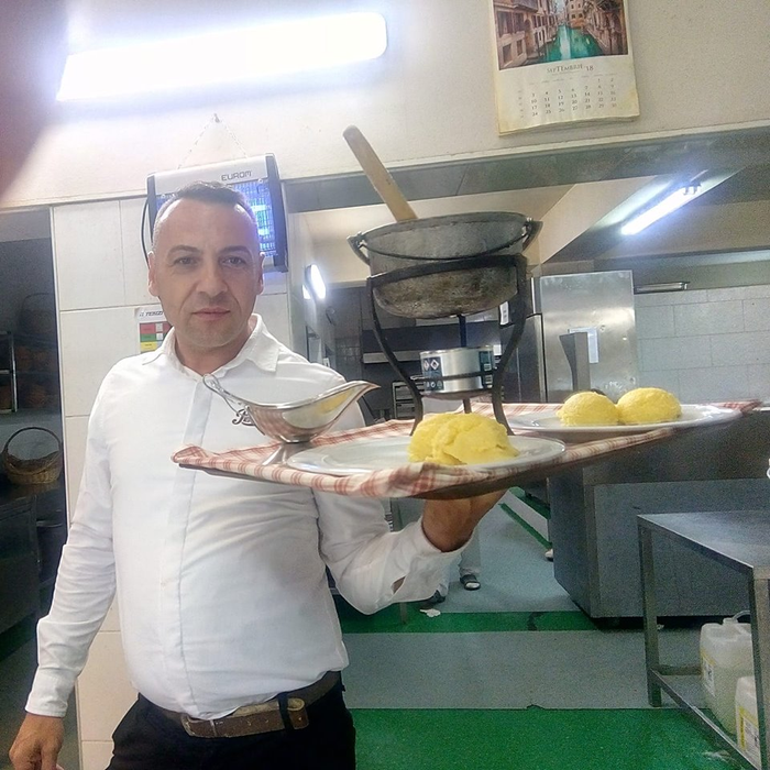 Tarky nu se dă în lături nici de la meseria de chelner