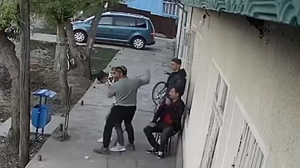 Bătaie ca-n filme într-o cârciumă din Vaslui: ”Pe mine nu mă suportã de când eram mic!”