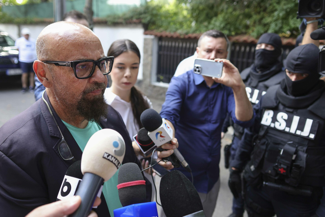 Piedone, vizitat de DNA! Sursa foto Inquam Octav Ganea