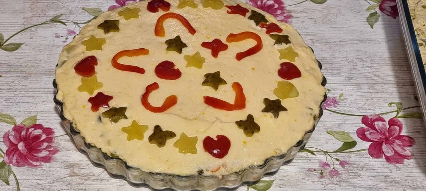 Salata de boeuf este nelipsită de sărbători/ Sursa foto: Facebook