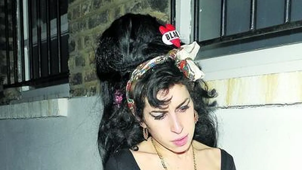 De ce alearga Amy desculta noaptea?