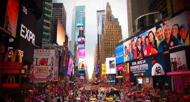 Moment incredibil surprins de un român în Times Square. Trecătorii s-au oprit să privească
