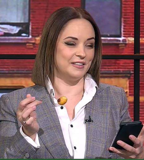 Andreea Marin s-a îngrăşat şi nu mai arată aşa cum o ştiai! A făcut guşă. FOTO