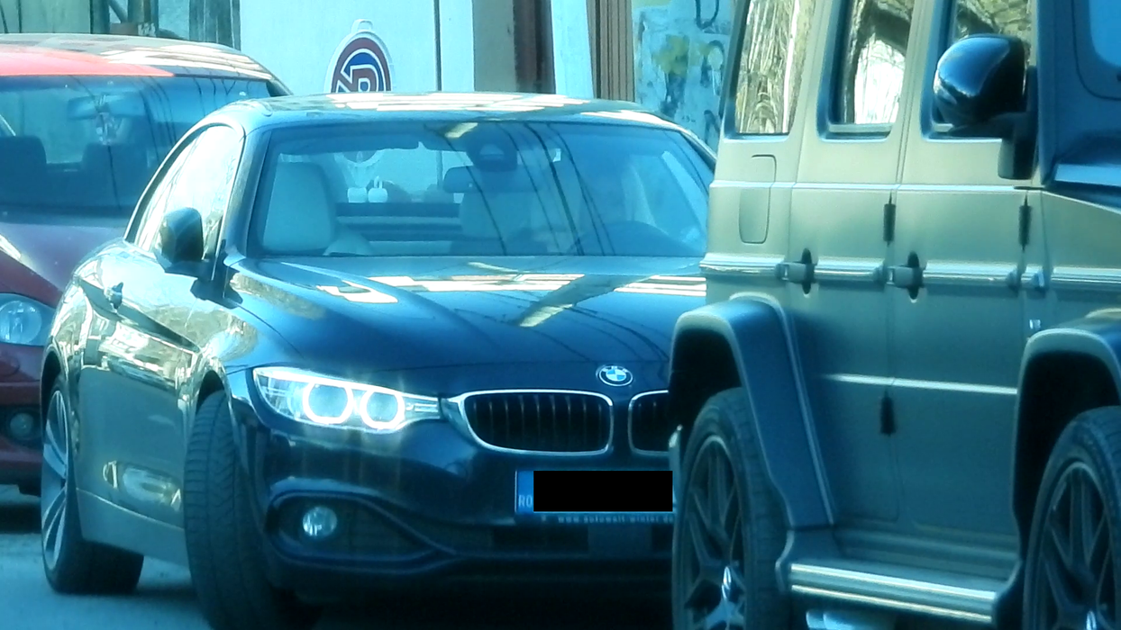 Iuliana Pepene își reface machiajul
