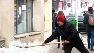 Un consilier de la Primaria Piatra Neamţ le-a pus lopeţi în mână cerşetorilor şi a spus că îi plăteşte dacă dau zăpada! Cum au reacţionat oamenii