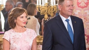Cum s-a îmbrăcat Carmen Iohannis la biserică, în prima zi de Crăciun. Mesajul președintelui pentru români