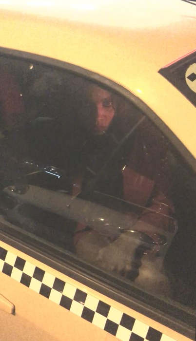 Laurette a urcat în față în taxi, în spate fiind prietena ei
