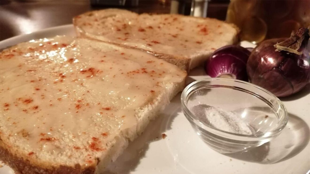 "Mâncarea săracului" se vinde la prețuri pentru bogați! Câți lei a dat un turist pe o felie de pâine cu untură de porc, într-un restaurant din Cluj