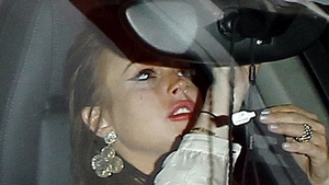 Speriata, cu machiajul scurs si cu picioarele pline de vanatai: asa s-a "prezentat" Lindsay Lohan la un hotel de lux din Hollywood