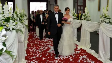 Ea este fiica lui Marcel Vela, ministrul Afacerilor Interne. A avut parte de o nuntă spectaculoasă, cu 700 de invitați