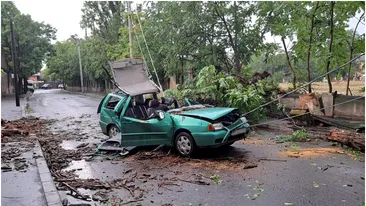 Furtuna a făcut ravagii în București. O persoană a ajuns la spital, după ce un copac a strivit un autoturism