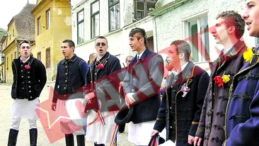 Junii brasoveni au schimbat obiceiul udatului