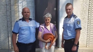 Poliţiştii au găsit o geantă pe marginea drumului! Când s-au uitat în ea nu le-a venit să creadă ochilor ce era înăuntru