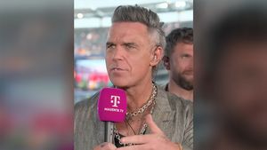 Imaginile cu Robbie Williams de la finala Cupei Mondiale au devenit virale. Ce i-ar fi căzut pe microfon, de fapt