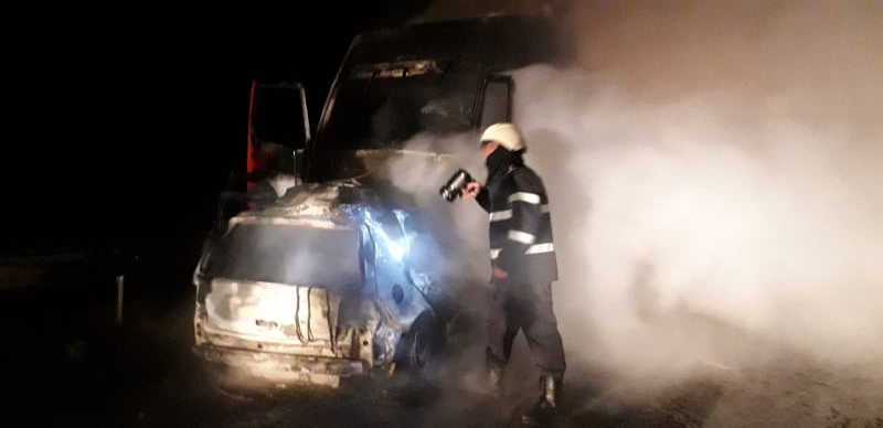 Accident teribil! Un automobil și un tir s-au ciocnit și au luat foc. Un șofer a murit