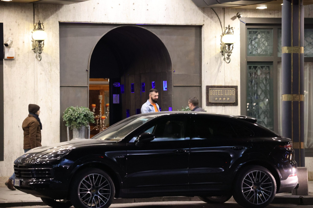 Bogdan Stoica s-a întâlnit cu un amic, după ce a ieșit din restaurantul Lido