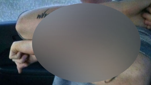 Si penibil si agramat! Ce si-a tatuat un tanar pe maini. "A demonstrat ca e analfabet"