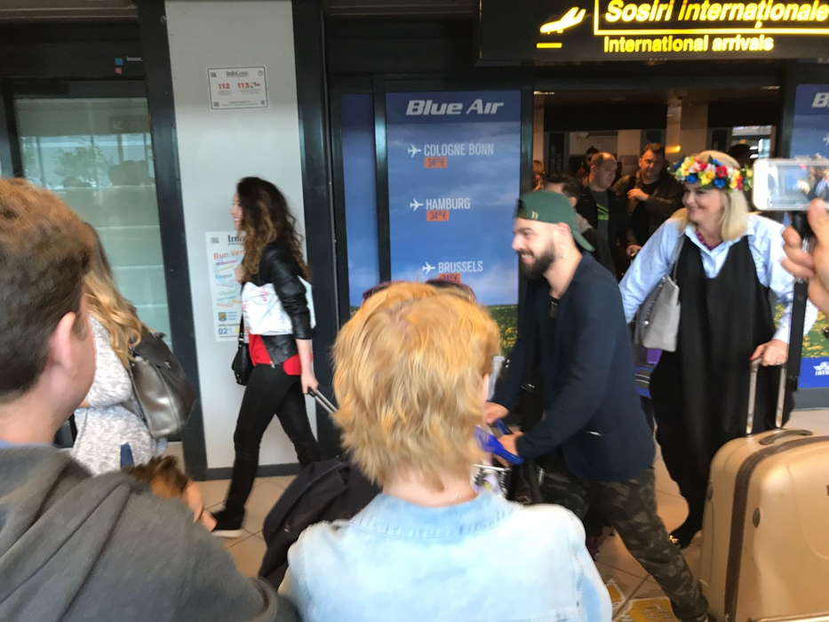 Alex Florea şi Ilinca au fost aşteptaţi la aeroport de mai mulţi români